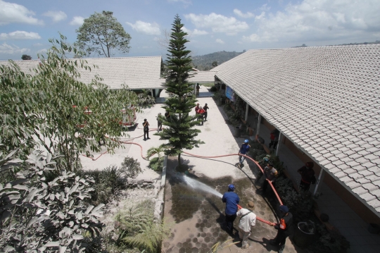 Perjuangan Petugas Bersihkan Sekolah dan Jalan Raya di Boyolali dari Abu Merapi