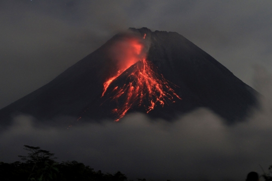 Perjuangan Petugas Bersihkan Sekolah dan Jalan Raya di Boyolali dari Abu Merapi