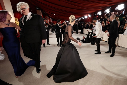 Tolong Pria Jatuh dan Tampil Polos saat Manggung, Lady Gaga Disorot di Oscar 2023