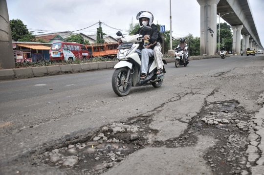 Jalan Rusak dan Berlubang di Cakung Ancam Keselamatan Pengendara