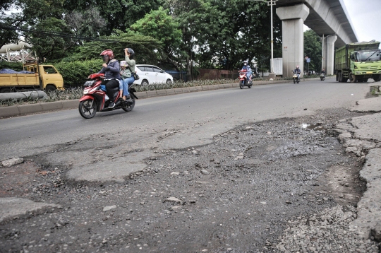 Jalan Rusak dan Berlubang di Cakung Ancam Keselamatan Pengendara