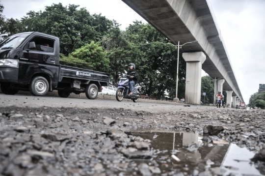 Jalan Rusak dan Berlubang di Cakung Ancam Keselamatan Pengendara