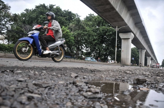 Jalan Rusak dan Berlubang di Cakung Ancam Keselamatan Pengendara