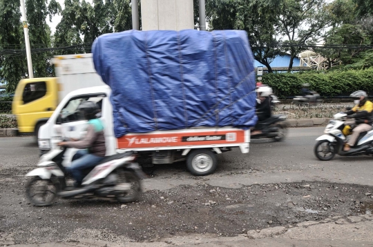 Jalan Rusak dan Berlubang di Cakung Ancam Keselamatan Pengendara