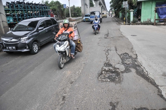 Jalan Rusak dan Berlubang di Cakung Ancam Keselamatan Pengendara