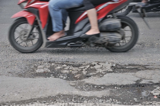 Jalan Rusak dan Berlubang di Cakung Ancam Keselamatan Pengendara