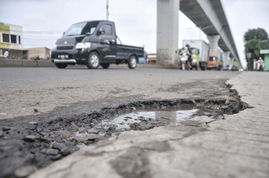 Jalan Rusak dan Berlubang di Cakung Ancam Keselamatan Pengendara