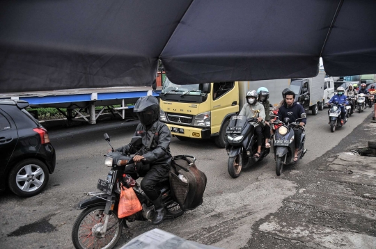 Jalan Rusak dan Berlubang di Cakung Ancam Keselamatan Pengendara