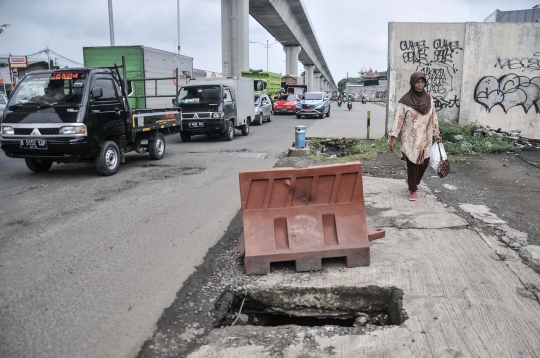 Jalan Rusak dan Berlubang di Cakung Ancam Keselamatan Pengendara