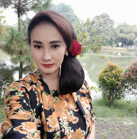 Ingat Lilis Suganda Pemain Angling Dharma? Ini Potret Terbarunya Cantik & Awet Muda