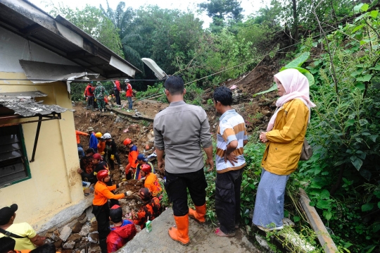 Jibaku Tim SAR hingga Tangis Keluarga Iringi Pencarian Korban Longsor di Bogor