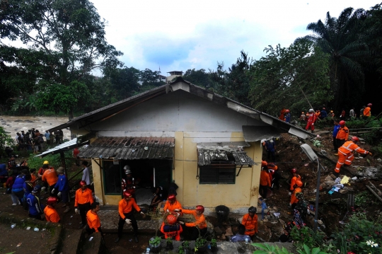 Jibaku Tim SAR hingga Tangis Keluarga Iringi Pencarian Korban Longsor di Bogor