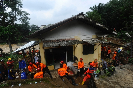 Jibaku Tim SAR hingga Tangis Keluarga Iringi Pencarian Korban Longsor di Bogor