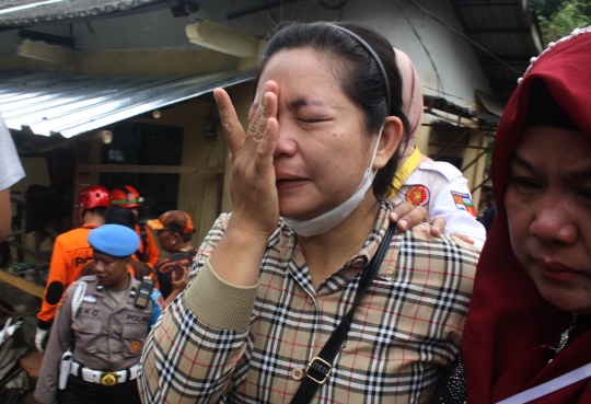 Jibaku Tim SAR hingga Tangis Keluarga Iringi Pencarian Korban Longsor di Bogor