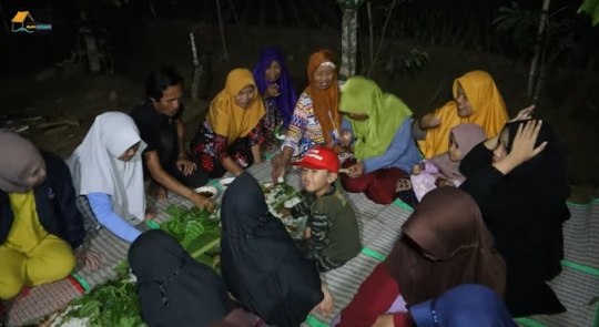 Menu Ayam Bakakak & Nasi Liwet, Ini Potret Acara Munggahan Sambut Ramadan di Kampung