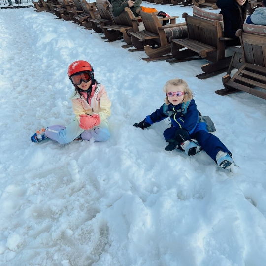 Liburan di Luar Negeri, Ini 6 Foto Keseruan Cathy Sharon Main Salju Bersama Anak-anak