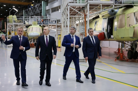 Gaya Putin Jajal Simulator Helikopter Angkut Militer Terbesar di Ulan-Ude