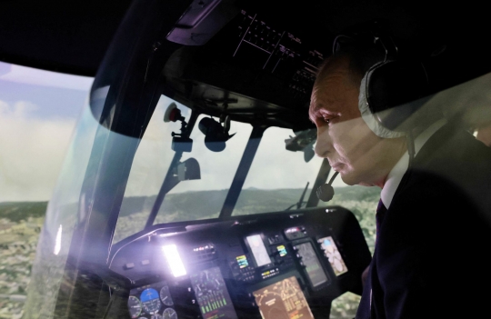 Gaya Putin Jajal Simulator Helikopter Angkut Militer Terbesar di Ulan-Ude