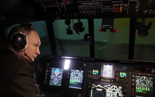 Gaya Putin Jajal Simulator Helikopter Angkut Militer Terbesar di Ulan-Ude