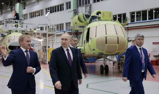 Gaya Putin Jajal Simulator Helikopter Angkut Militer Terbesar di Ulan-Ude