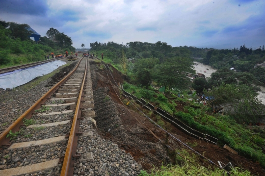 Kondisi Menggantung Jalur Rel Kereta Bogor-Sukabumi Usai Longsor