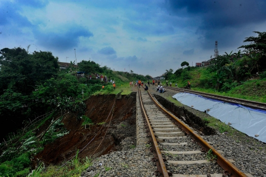 Kondisi Menggantung Jalur Rel Kereta Bogor-Sukabumi Usai Longsor