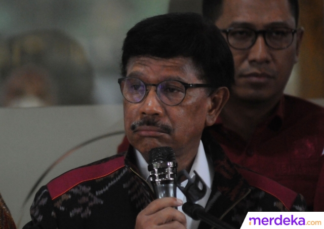 Menteri Komunikasi dan Informatika Johnny G. Plate memberi keterangan pers usai menjalani pemeriksaan di Gedung Bundar, Kejaksaan Agung, Jakarta, Rabu (15/3/2023).