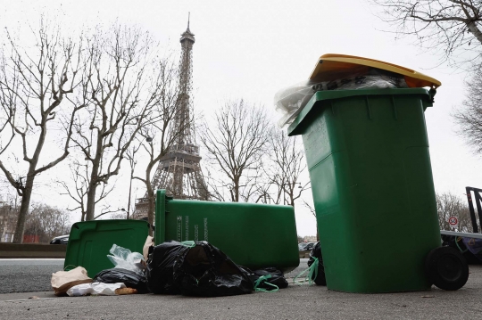 Wajah Kumuh Paris Dipenuhi Tumpukan Sampah Akibat Petugas Mogok Kerja