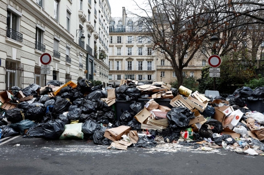 Wajah Kumuh Paris Dipenuhi Tumpukan Sampah Akibat Petugas Mogok Kerja