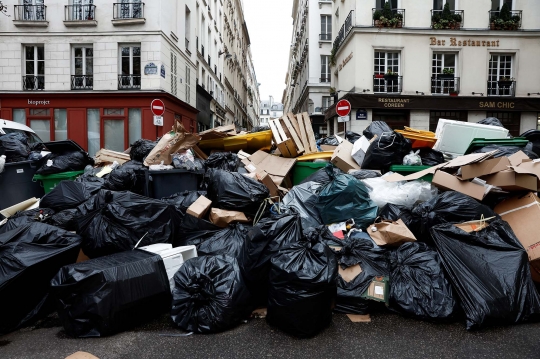 Wajah Kumuh Paris Dipenuhi Tumpukan Sampah Akibat Petugas Mogok Kerja