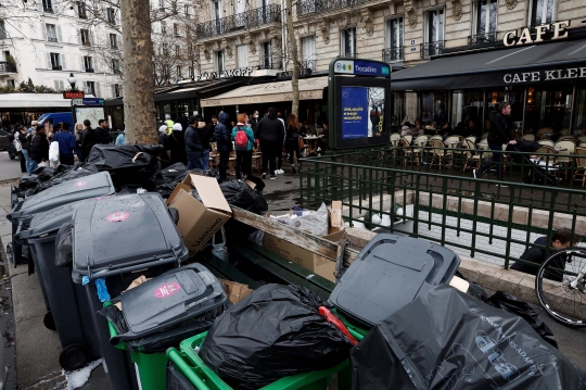 Wajah Kumuh Paris Dipenuhi Tumpukan Sampah Akibat Petugas Mogok Kerja