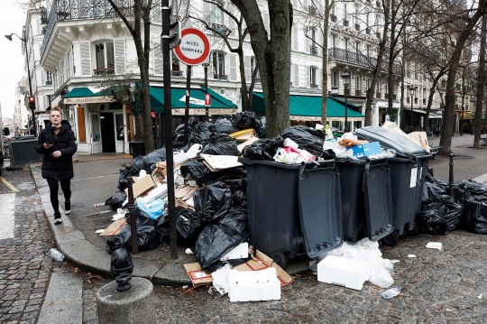 Wajah Kumuh Paris Dipenuhi Tumpukan Sampah Akibat Petugas Mogok Kerja