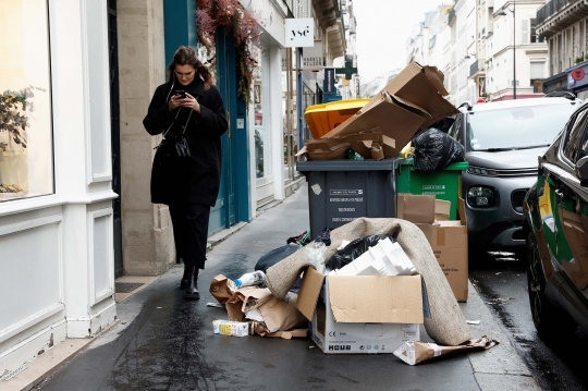 Wajah Kumuh Paris Dipenuhi Tumpukan Sampah Akibat Petugas Mogok Kerja