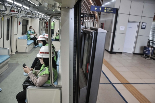 Melihat Uji Coba LRT Jabodebek Tanpa Masinis