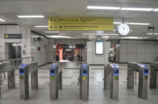 Melihat Lebih Dekat Stasiun LRT Ciliwung