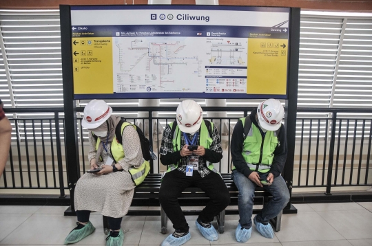 Melihat Lebih Dekat Stasiun LRT Ciliwung