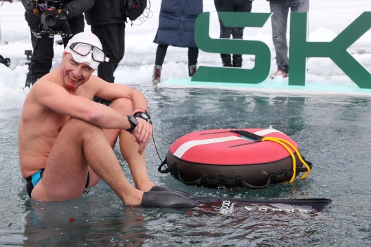 Ekstrem, Pria Ini Menyelam 50 Meter di Bawah Danau Es Swiss