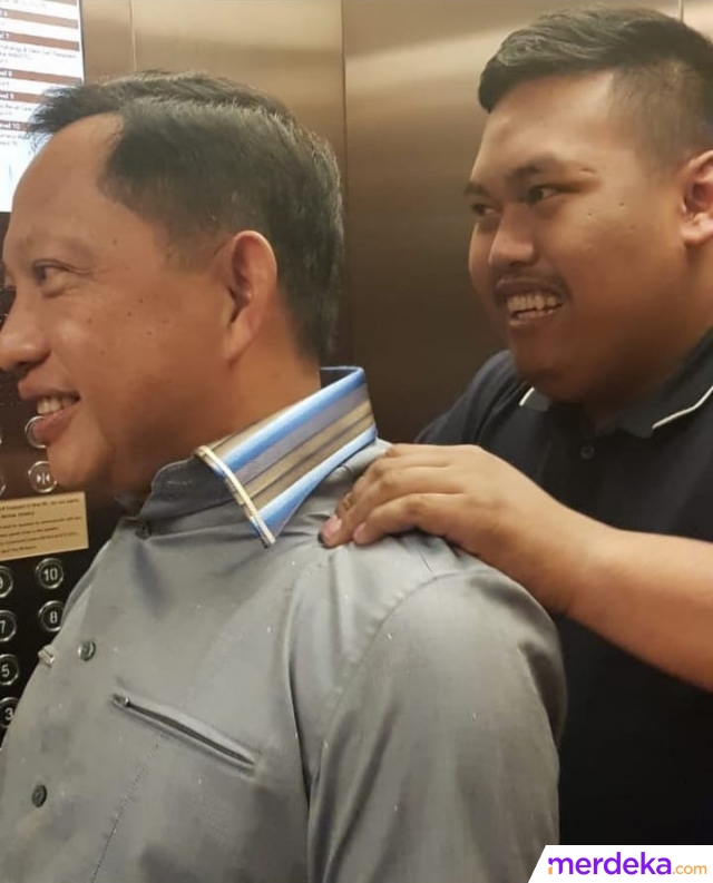Ajudan Pribadi terlihat tengah pijati eks Kapolri yang kini tengah menjabat sebagai Menteri Dalam Negeri Indonesia, Jenderal Polisi (Purn.) Muhammad Tito Karnavian.