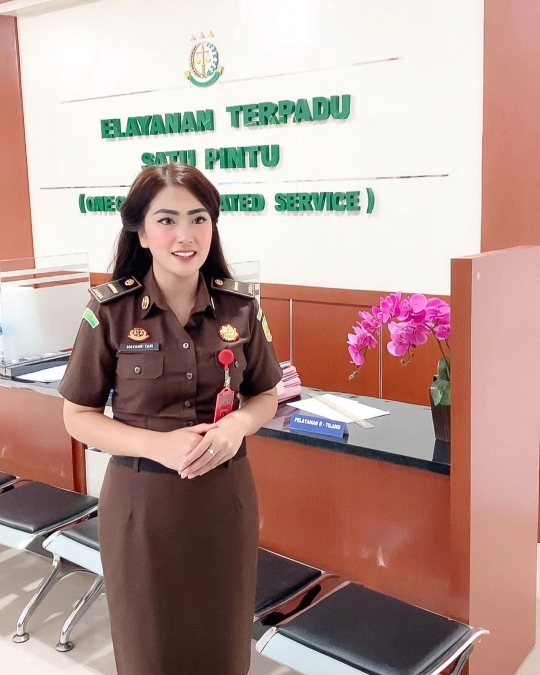 Sosok Jaksa Cantik Jago Tembak Curi Perhatian, Ternyata Bukan Orang Sembarangan