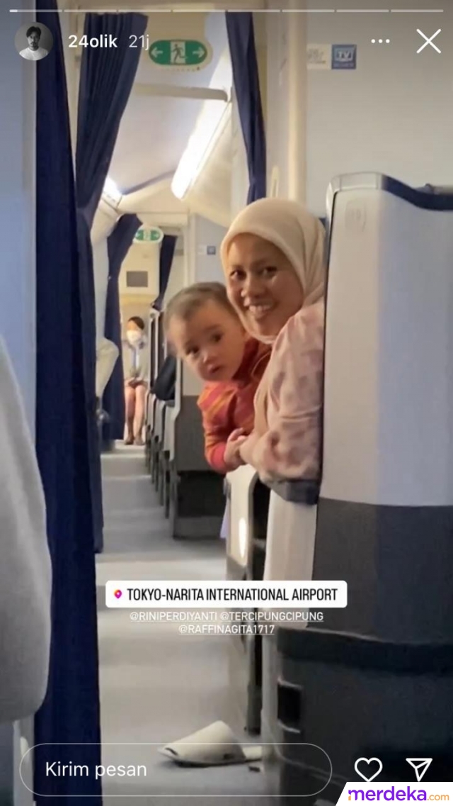 Liburan ke Jepang, Nagita pun mengajak keluarga dan timnya. Karena perjalanannya cukup jauh dan lama, Nagita pun memesan kelas bisnis untuk anak-anaknya. Inilah momen saat Rayyanza duduk di pesawat bersama Sus Rini.