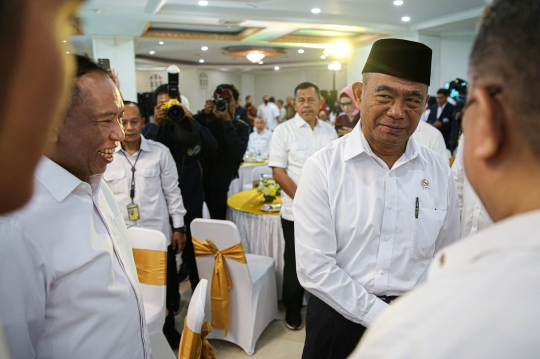 Senyum Muhadjir Effendy Terima Jabatan Plt Menpora dari Zainudin Amali