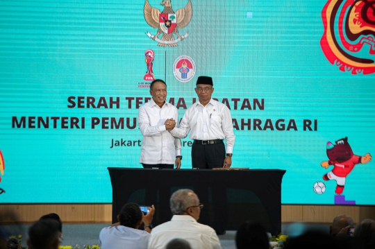 Senyum Muhadjir Effendy Terima Jabatan Plt Menpora dari Zainudin Amali