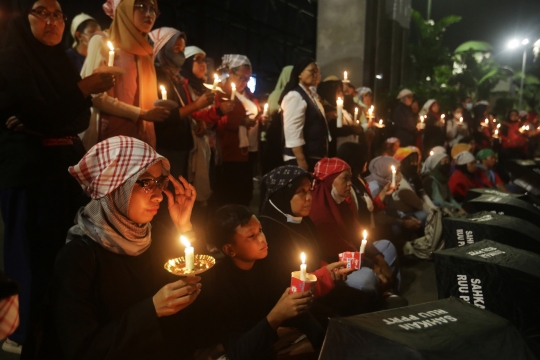 Tuntut RUU PPRT Disahkan, Massa Gelar Aksi Lilin dan Doa Bersama di Gedung DPR