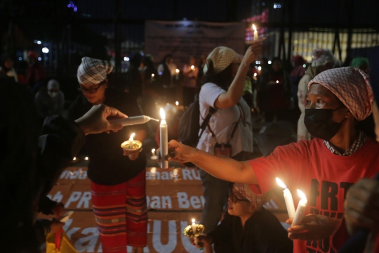 Tuntut RUU PPRT Disahkan, Massa Gelar Aksi Lilin dan Doa Bersama di Gedung DPR