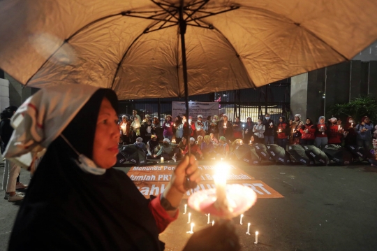 Tuntut RUU PPRT Disahkan, Massa Gelar Aksi Lilin dan Doa Bersama di Gedung DPR