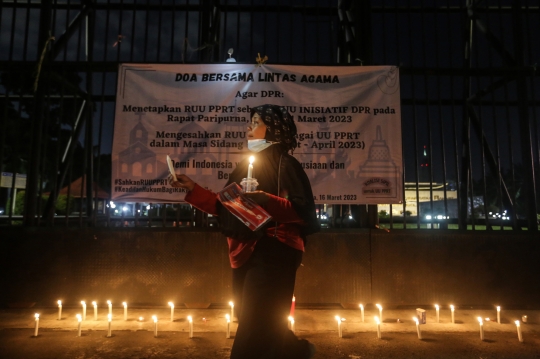 Tuntut RUU PPRT Disahkan, Massa Gelar Aksi Lilin dan Doa Bersama di Gedung DPR