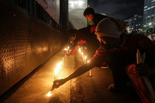 Tuntut RUU PPRT Disahkan, Massa Gelar Aksi Lilin dan Doa Bersama di Gedung DPR