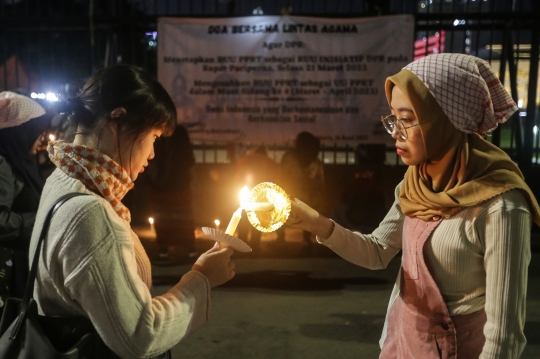 Tuntut RUU PPRT Disahkan, Massa Gelar Aksi Lilin dan Doa Bersama di Gedung DPR