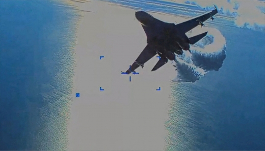 Potret Detik-Detik Drone AS Dijatuhkan Jet Tempur SU-27 Rusia di Laut Hitam