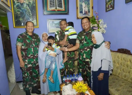 Yatim Piatu Anak Prajurit Tentara Gugur di Papua Dikunjungi Mayjen TNI, Ini Momennya